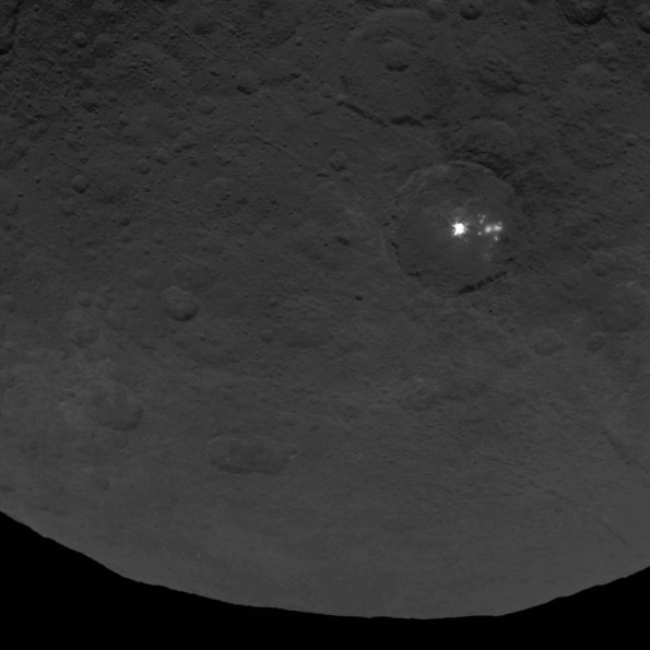 Bright spots in the surface of the Dwarf Planet Ceres